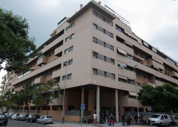 Un hombre arroja a la hija de unos amigos por la ventana y se tira detrás