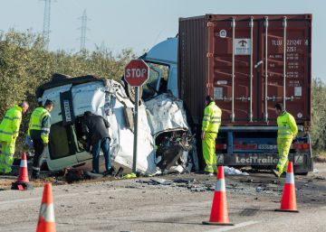 Los cinco ocupantes de una furgoneta mueren en una colisión en Utrera