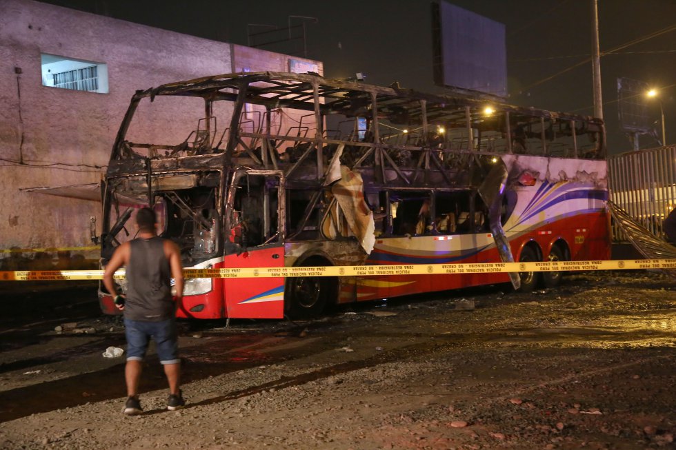 Fotos 17 muertos y una docena de heridos al incendiarse un autobús en