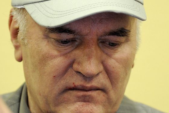 Mladic tendrá un solo juicio por delitos de genocidio y crímenes de guerra en Bosnia | Internacional | EL PAÍS - 1318523934_783259_1318524302_noticia_normal