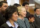 Clinton critica la discriminación que sufren los gitanos en Europa