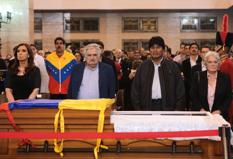 Resultado de imagen para colas para ver a chavez