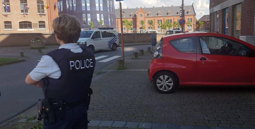 Dos policías heridos al ser atacados con un machete en Bélgica