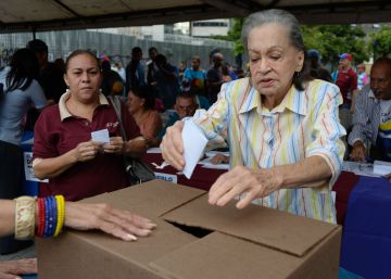 La oposición venezolana asegura que logró casi 7,2 millones de votos en la consulta contra Maduro