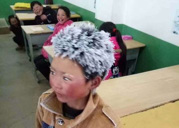 La historia detrás de la conmovedora imagen de un niño que llega congelado al colegio