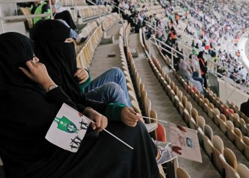 La mujeres de Arabia Saudí asisten a un partido de fútbol por primera vez