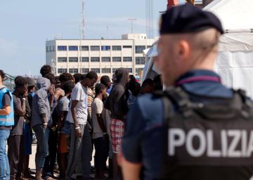 Italia avisa de que cerrará sus puertos a un barco de rescate con más de 600 migrantes