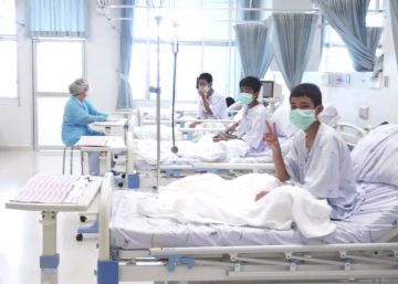 Tailandia difunde las primeras imágenes de los niños tras el rescate
