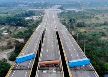 Los militares venezolanos bloquean un puente que Colombia quiere usar para trasladar ayuda humanitaria