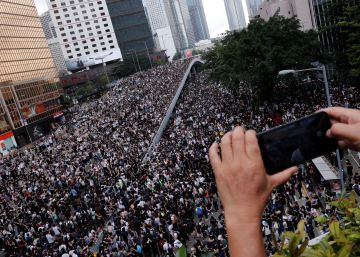 Las protestas masivas fuerzan un aplazamiento de la polémica ley de extradición en Hong Kong