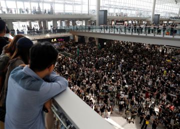 La policía carga contra los manifestantes en el aeropuerto de Hong Kong el segundo día de bloqueo