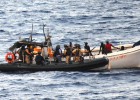 Un patrullero español auxilia a dos embarcaciones somalíes en el Índico