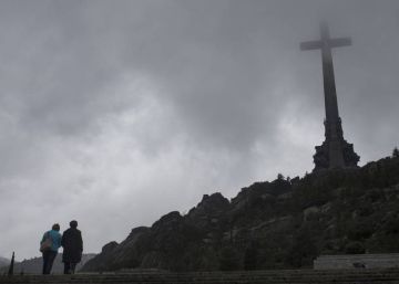 El PSOE pide sacar los restos de Franco de su tumba del Valle de los Caídos