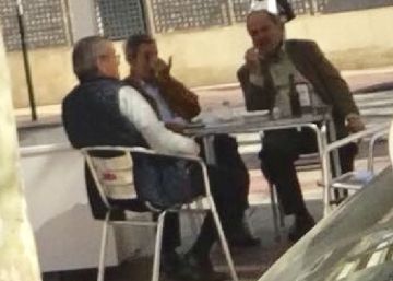 El juez que investiga al presidente de Murcia, fotografiado con un dirigente del PP