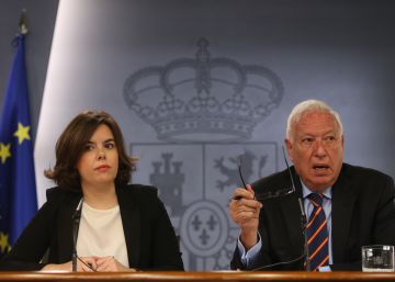 Margallo anuncia que hará “todo lo posible” para evitar que Sáenz de Santamaría sea portavoz o candidata