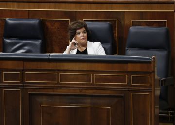 El futuro de Sáenz de Santamaría y nueve ministros desata la discordia en el PP