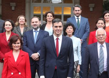 El Gobierno inicia la distensión con Cataluña pero con la Constitución en la mano