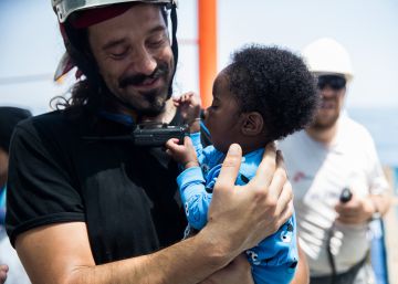 Dos barcos italianos apoyarán al ‘Aquarius’ para llegar a Valencia