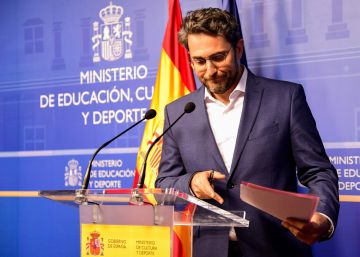 Sánchez afronta su primera crisis con la dimisión del titular de Cultura