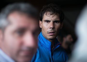 Rafael Nadal se arremanga para achicar agua tras las lluvias torrenciales de Mallorca