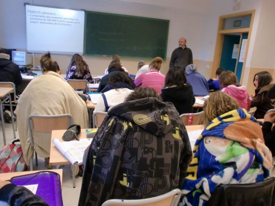 Estudiantes del IES Navarro Santa Fe de Villena (Alicante) dando clase con mantas