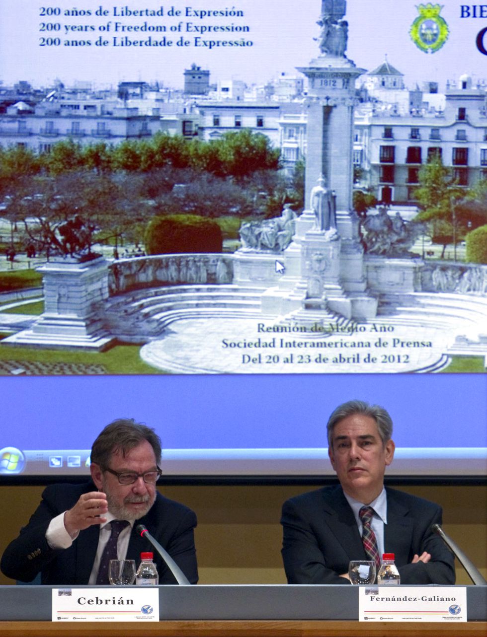 Cebrián, en el debate sobre la crisis de la prensa celebrado en Cádiz. / Foto: García Cordero (El País)