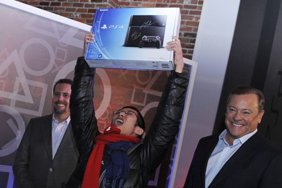 Videojuegos y consolas en la estantería de una tienda durante el lanzamiento de la PlayStation 4 en España