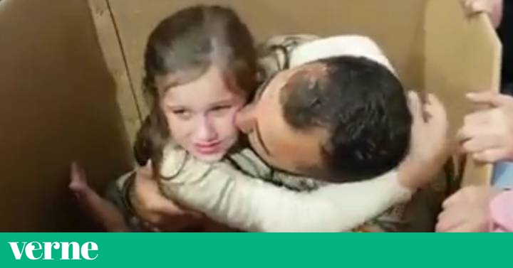 Vídeo La Alegría De Una Niña Sevillana Cuando Abre Su