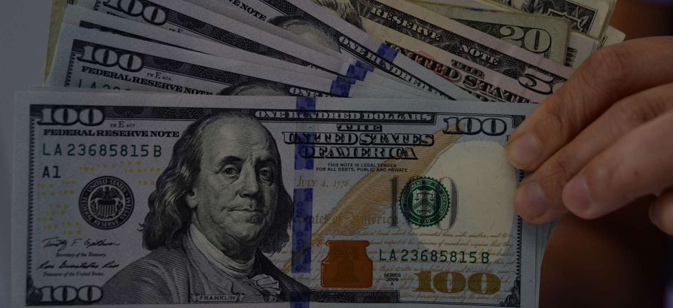 Dólar Chega A 4 16 Reais Maior Cotação Desde Criação Da Moeda Clientes Com Notas De Dólar No Rio