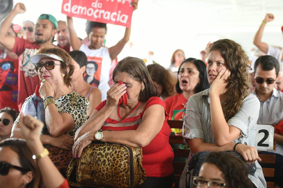 Em Brasília, manifestantes contrários ao impeachment lamentam o resultado. Grupo estava em frente ao Palácio do Alvorada.