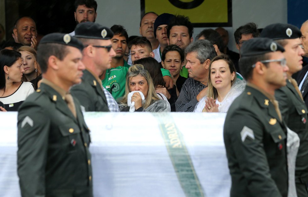 Veja fotos da partida incendiada por foguinho na Arena Condá