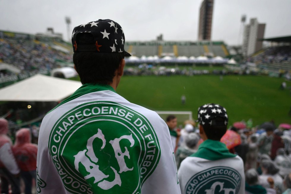 Veja fotos da partida incendiada por foguinho na Arena Condá