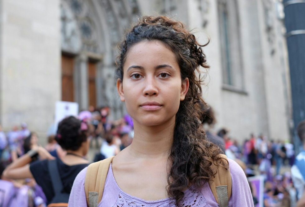 Barbara, de 24 anos, é professora e participou da marcha pelo Dia Internacional da Mulher em São Paulo. Ela conta que é a primeira vez que participa de uma manifestação de 8 de março. Bárbara afirma que vem ficando cada vez mais sensível a como "as estruturas do patriarcado" estão presentes nela mesma e que é preciso ressignificar até mesmo a própria visão sobre alguns temas. Ela comenta, por exemplo, a questão da pílula anticoncepcional. Bárbara tem visto uma resistência crescente de mulheres que não querem mais serem as únicas responsáveis por prevenir a gravidez. Ela espera que esse movimento ganhe ainda mais força.