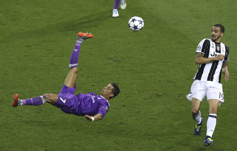 Golazo de chilena de Cristiano Ronaldo contra Juventus on Make a GIF