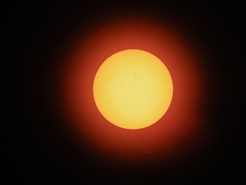 Vista do sol momentos antes do eclipse, no campus da Universidade de Carbondale, nos EUA. 