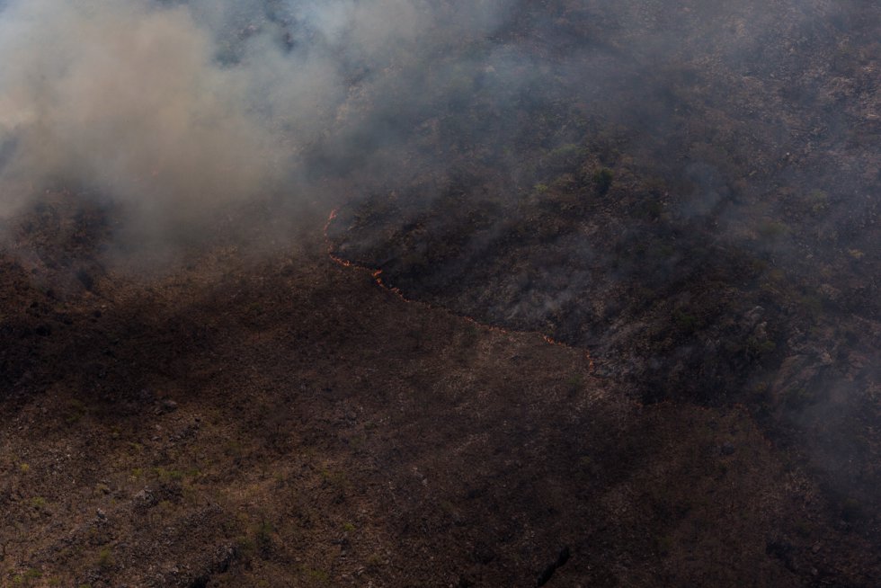 As chamas do enorme incêndio chegaram a pouco mais de um quilômetro da principal cidade da Chapada dos Veadeiros