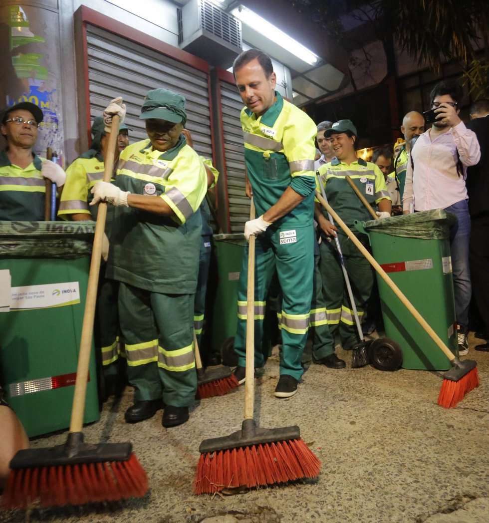 Um dia após a posse, em 1º de janeiro, João Doria se vestiu de Gari e começou a segunda-feira varrendo um trecho da avenida Nove de Junho, no centro de São Paulo.