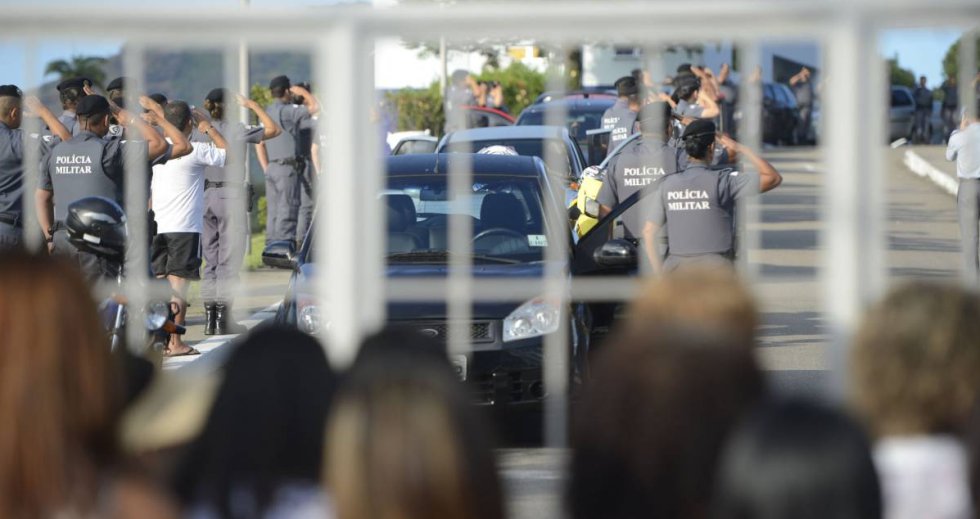 Mulheres de PMs acamparam três semanas na frente dos batalhões do Espírito Santo durante a paralisação dos maridos no Estado. Em fevereiro, as mulheres fecharam as entradas de batalhões impedindo a saída dos militares para policiamento nas ruas capixabas, o que desencadeou um caos de violência. Durante a paralisação, pelo menos 199 pessoas morreram, segundo dados do Sindicato dos Policiais Civis do Espírito Santo.