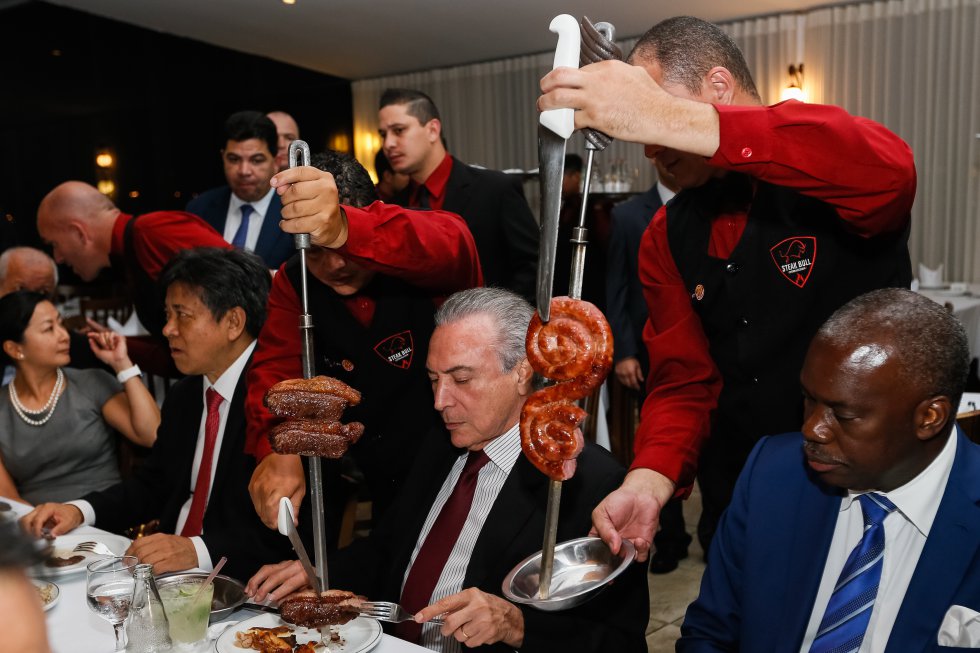 Em março, o presidente Michel Temer levou um grupo de embaixadores para jantar em uma churrascaria de Brasília. Era uma reação aos efeitos danosos da Operação Carne Fraca para a imagem da carne brasileira. A investigação policial fez muito barulho e mobilizou o Governo, mas foi criticada por erros de interpretação dos agentes e pela espetacularização com que foi conduzida.