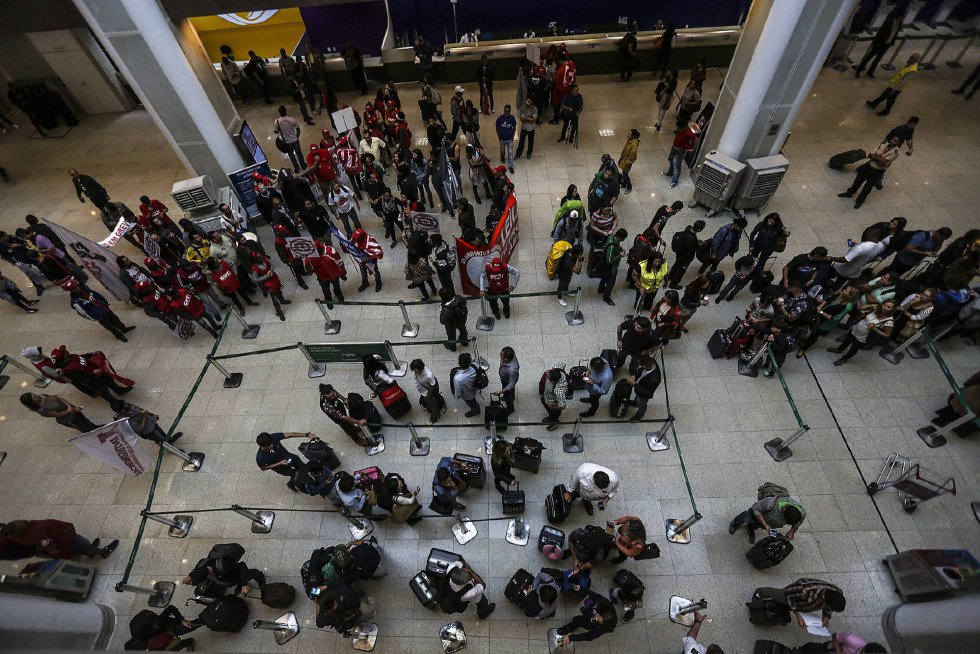 Protesto no aeroporto Santos Dumont, no Rio de Janeiro, em meio à fila de passageiros em abril. Os protestos e paralisações do ano se concentraram nas pautas das reformas trabalhista e da Previdência. Por enquanto, apenas a primeira passou.