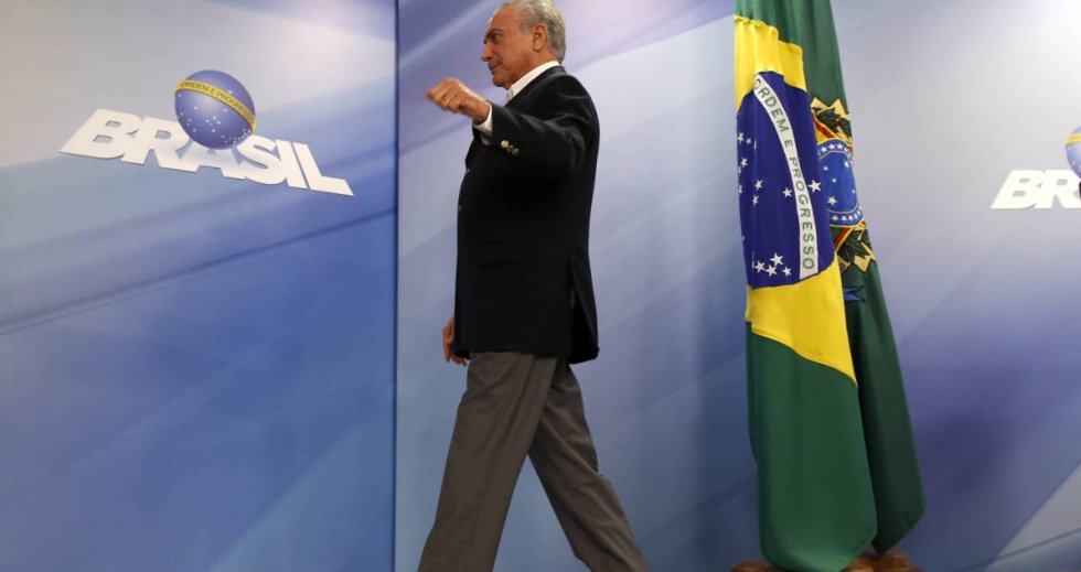 Michel Temer deixa o púlpito de onde fez pronunciamento após a divulgação do áudio de sua conversa com o empresário Joesley Batista, em maio. A conversa que dava a entender que o presidente gostaria de ver o ex-deputado Eduardo Cunha calado na cadeia deixou seu Governo por um fio. Meses depois, Joesley acabaria vendo seu perdão judicial ser cancelado e perderia a liberdade acordada com o então procurador-geral da República Rodrigo Janot. 