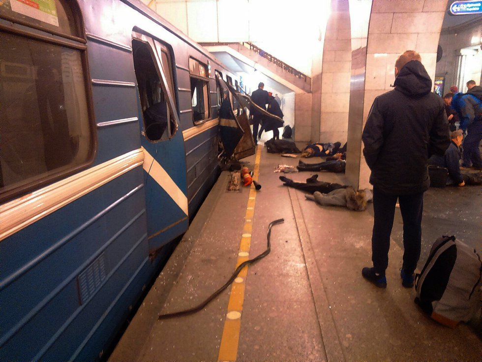 Vítimas do atentado no metrô de San Petersburgo (Rússia) são atendidas na estação de Tejnologícheski Instititut, onde o vagão chegou com as portas arrebentadas, em 3 de abril de 2017.