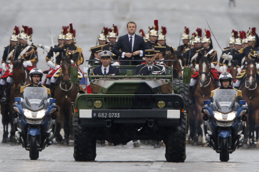 O presidente eleito, Emmanuel Macron, sobre um veículo militar na Champs-Élysées que se dirige ao Arco do Triunfo, em Paris, no dia 14 de maio.