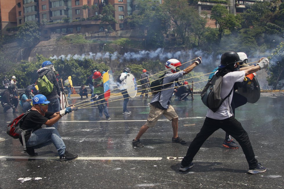 Manifestantes enfrentam as forças de segurança venezuelanas que bloqueiam sua marcha até o Supremo Tribunal de Caracas, em 10 de maio de 2017. 