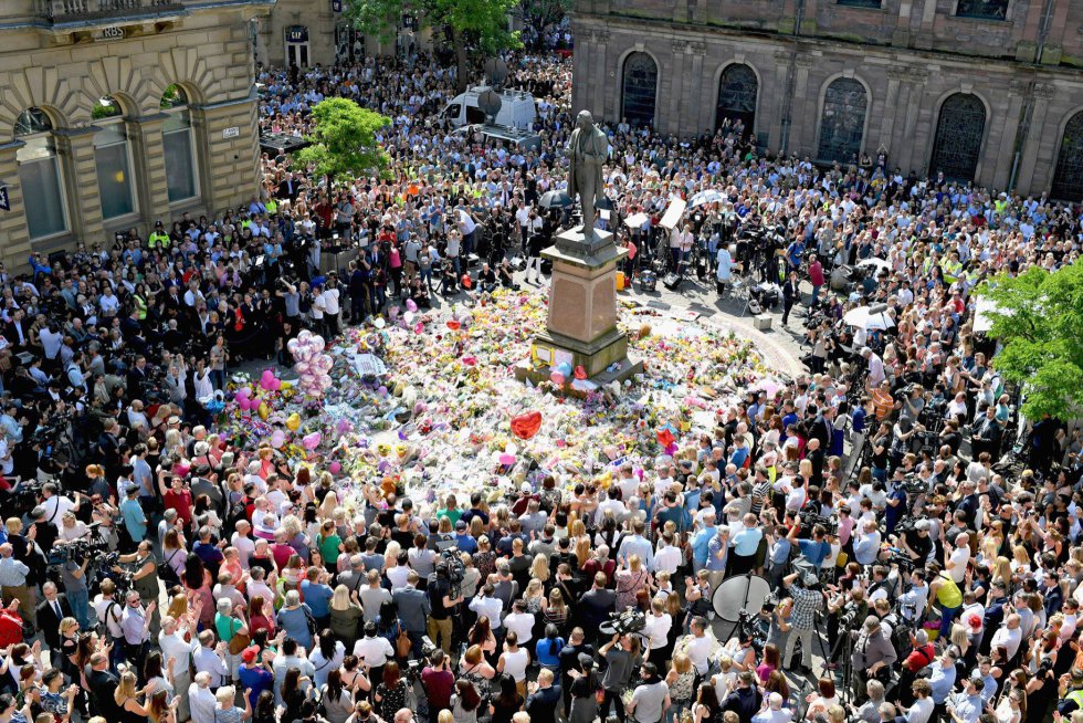 Multidão faz minuto de silêncio pelas vítimas do atentado da Manchester Arena, em 25 de maio de 2017. Três dias antes, o ataque terrorista no show de Ariana Grande deu fim à vida de 22 pessoas e deixou outras 59 feridas. 