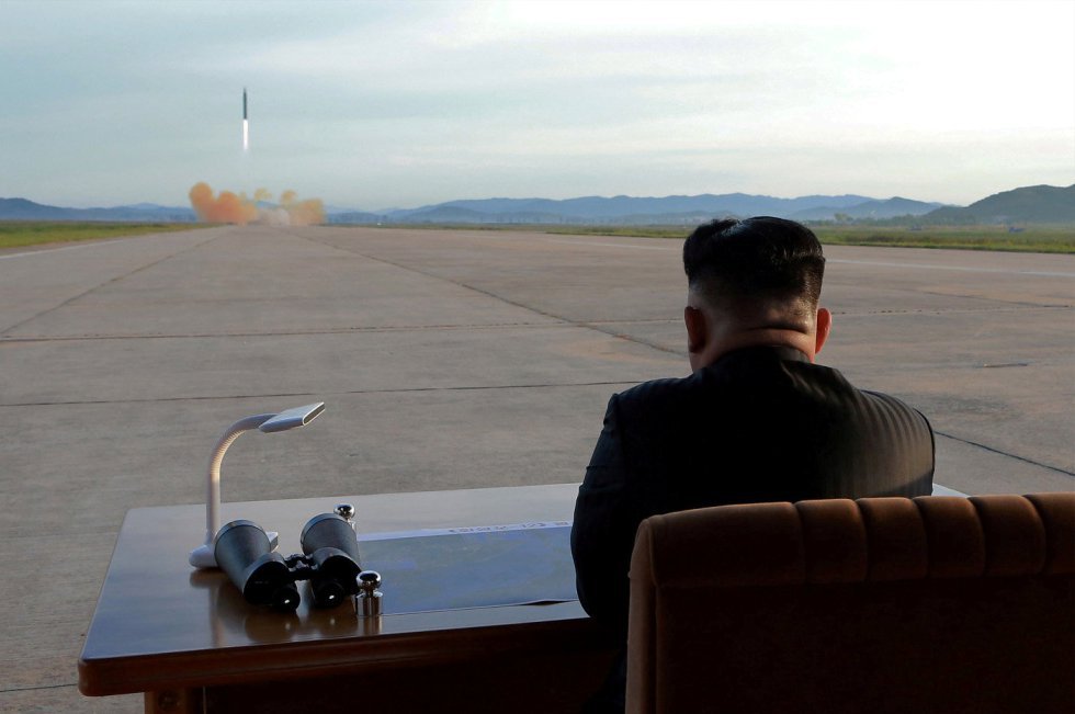 O líder norte-coreano Kim Jong Un observa o lançamento do míssil Hwasong-12 em imagem divulgada pela Agência de Notícias da Coreia do Norte, em setembro de 2017.