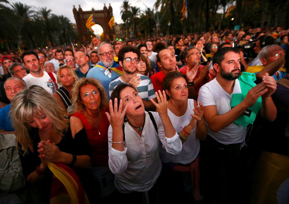 O público reage diante de um telão ao discurso de CArles Puigdemont durante a sessão em que ele declarou a independência da Catalunha em Barcelona, no dia 10 de outubro. Logo em seguida, ele suspendeu os efeitos da própria declaração, para negociar com o Governo espanhol.