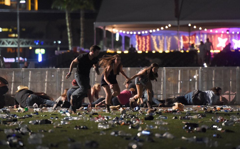 Pessoas correm para se afastar do festival de música country 'Route 91 Harvest' depois de iniciado um tiroteio, em 1º de outubro, em Las Vegas. Os tiros, vindo de um quarto de hotel próximo, resultaram na maior matança do gênero nos Estados Unidos, com 58 mortos e 487 feridos. 