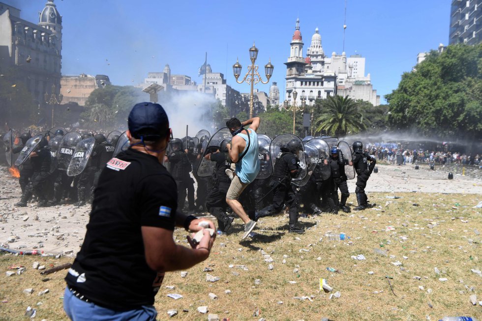 Enfrentamento entre manifestantes e policiais durante protestos contra a reforma da Previdência em Buenos Aires, no dia 18 de dezembro.