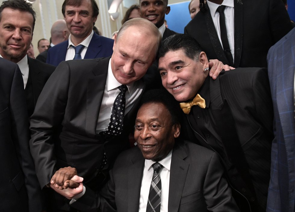 O presidente russo, Vladimir Putin, ao lado de Pele e do Argentino Maradona antes do sorteio dos grupos para a Copa do Mundo Rússia 2018.